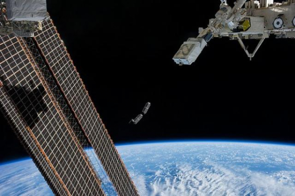 Европейская «рука» впервые перенесла двух российских космонавтов Европейская «рука» впервые перенесла двух российских космонавтов